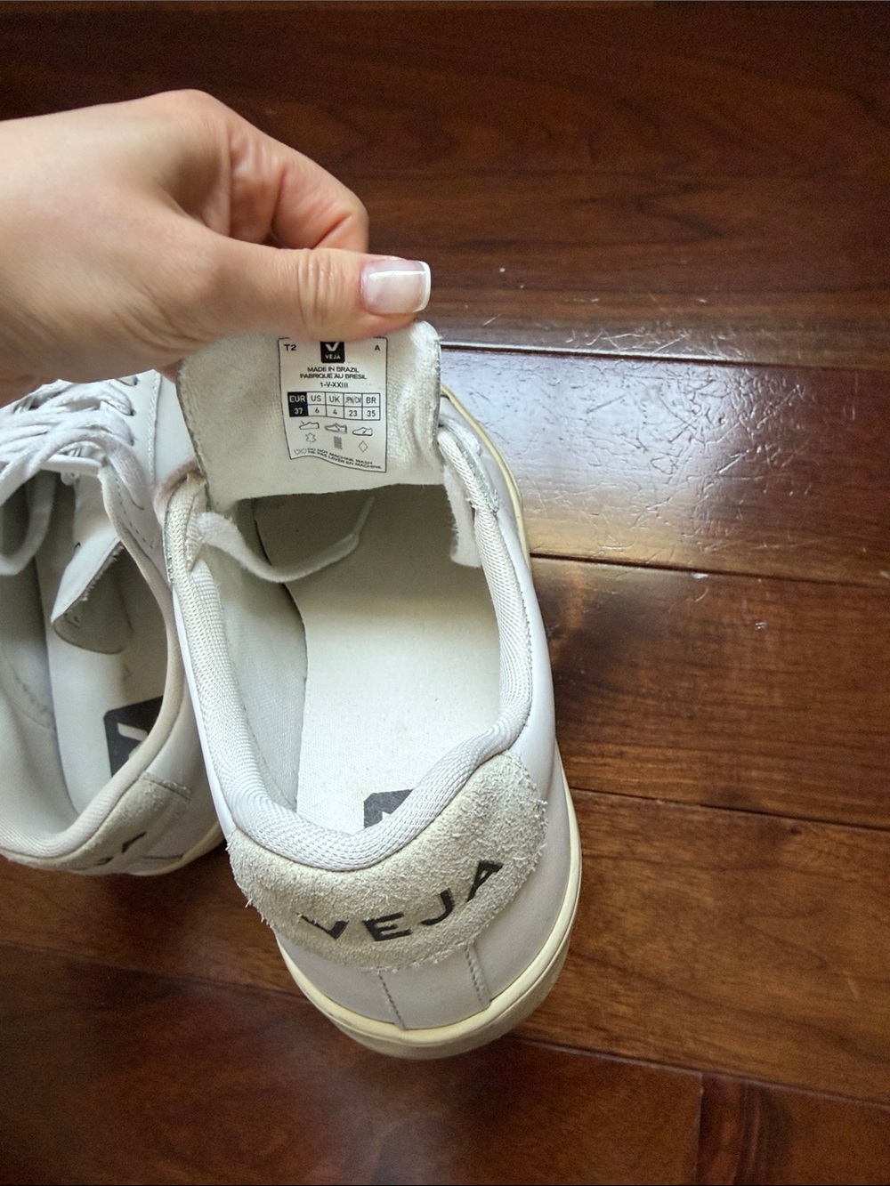 Veja White Low-Top Sneakers with Subtle Logo - Picture 5 of 7